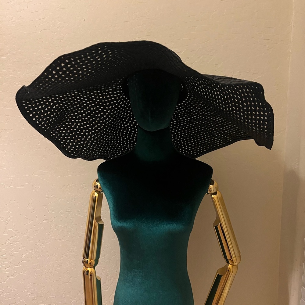 Matte Collection Fiji Oversize Beach Hat. BNWT